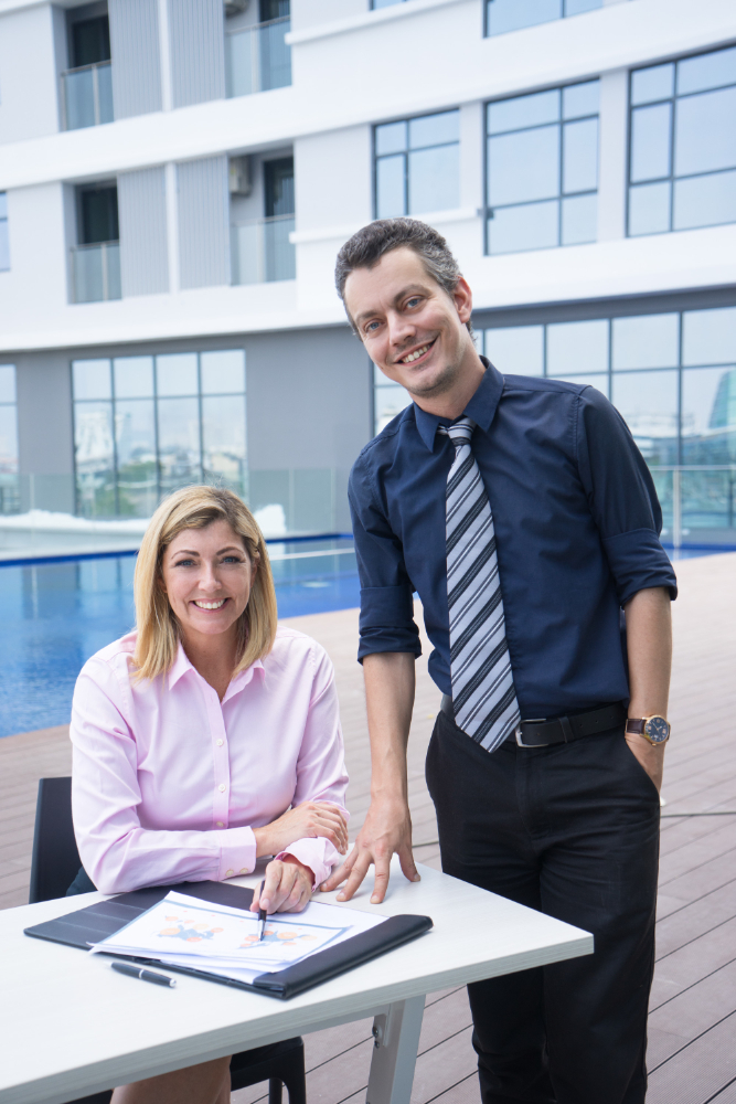 Agents généraux d’assurance accompagnant un client en agence